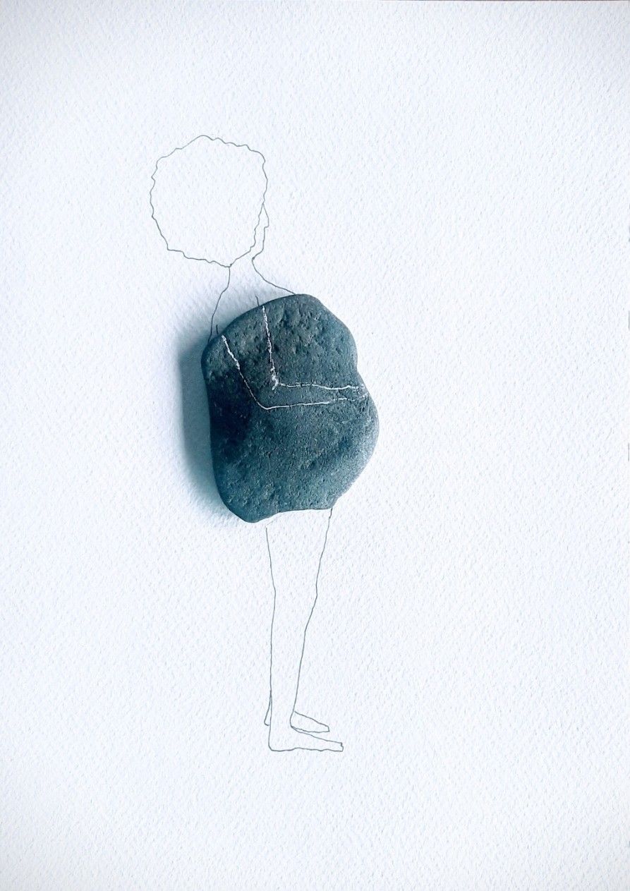 Pedra, caneta e papel | Nina Blauth