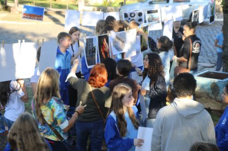 Morro Reuter recebeu varais da exposição Mesa de Arte na Praça no dia 1º de junho.