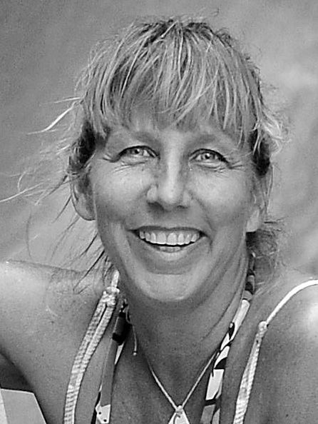 Foto de Bala Blauth em preto e branco. Uma mulher loira de frente e sorrindo